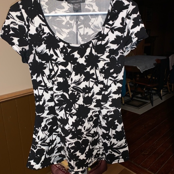 Suzy Shier peblum styled t- shirt. Size small. Freshly washed. - Picture 1 of 1